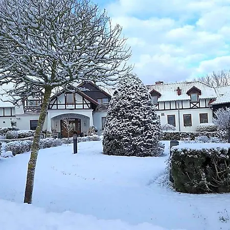 Otel Dworek Nad Rega 3*